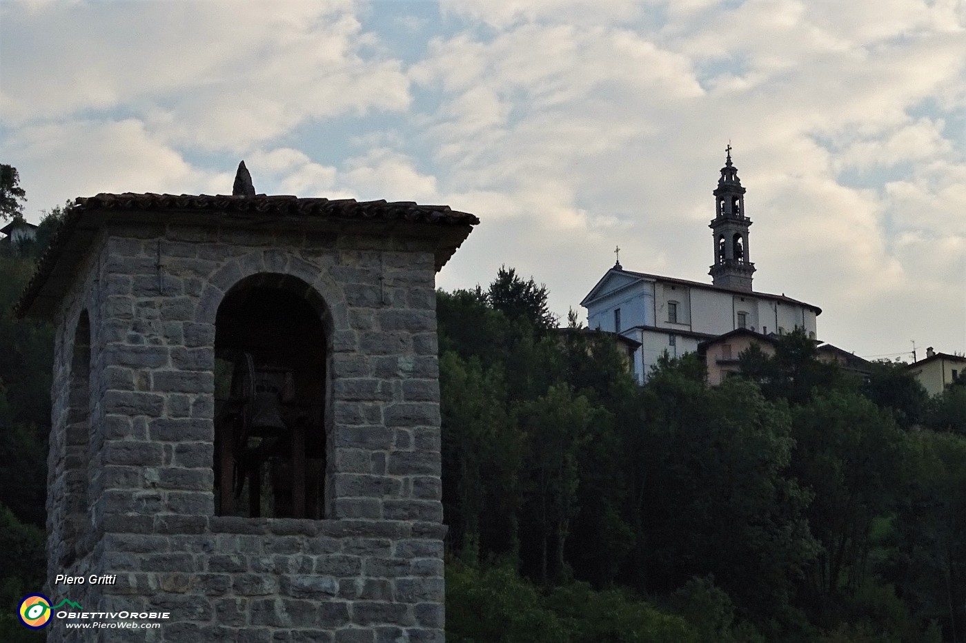 06 La Chiesa di Costa Serina vista da Ascensione.JPG